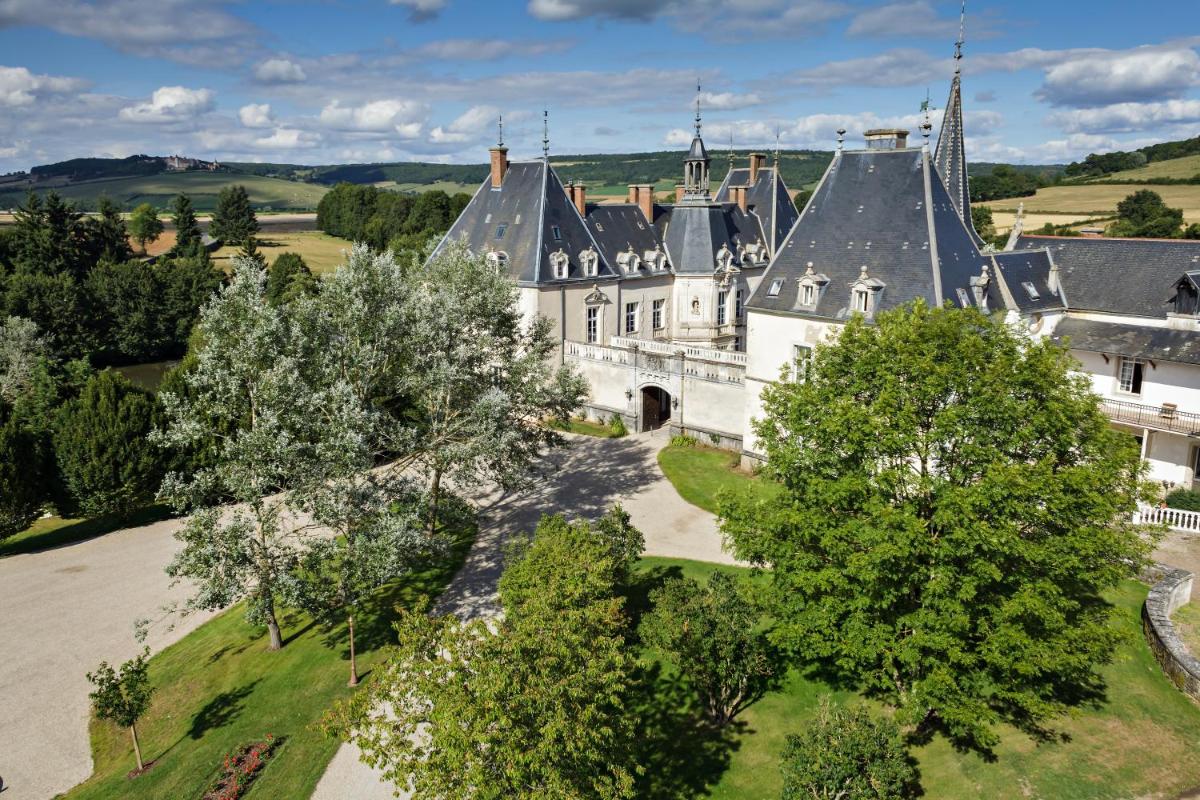 - une vue aérienne sur un château arboré dans l'établissement Château Sainte Sabine, à Sainte-Sabine