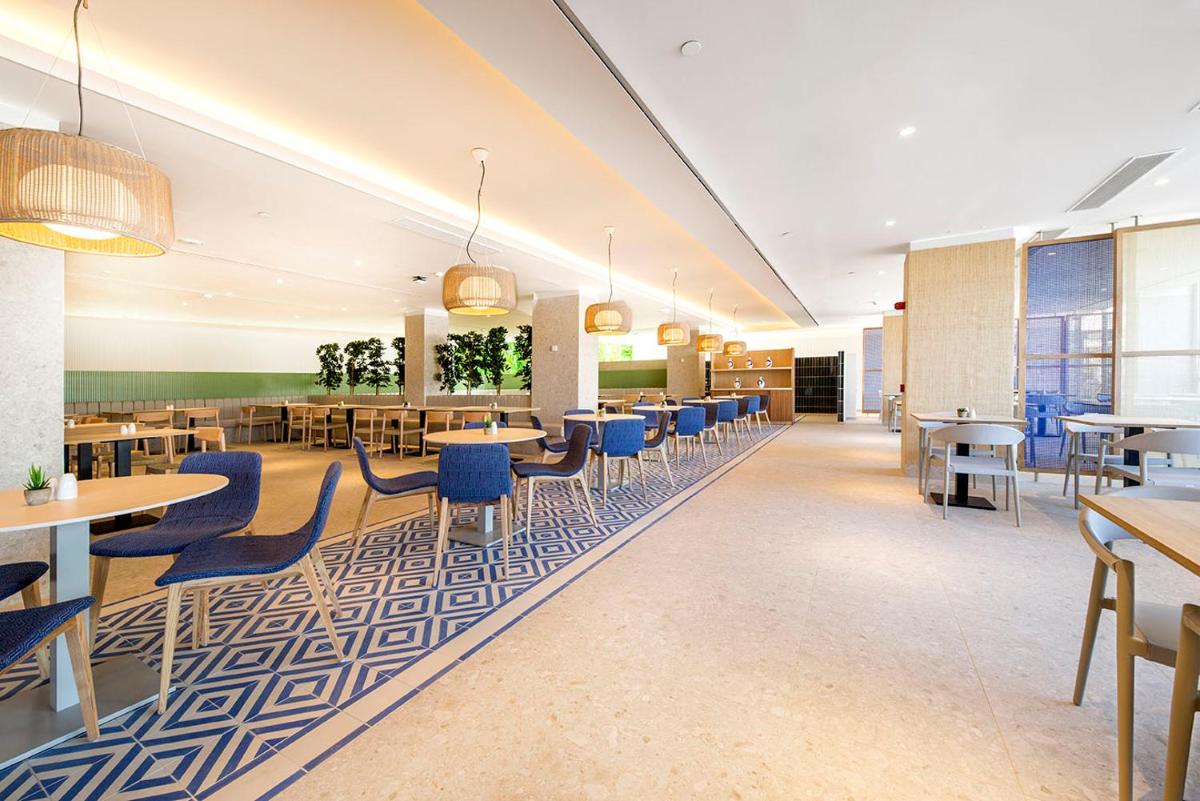 Un restaurante o sitio para comer en FERGUS Style Tobago - Adults Only