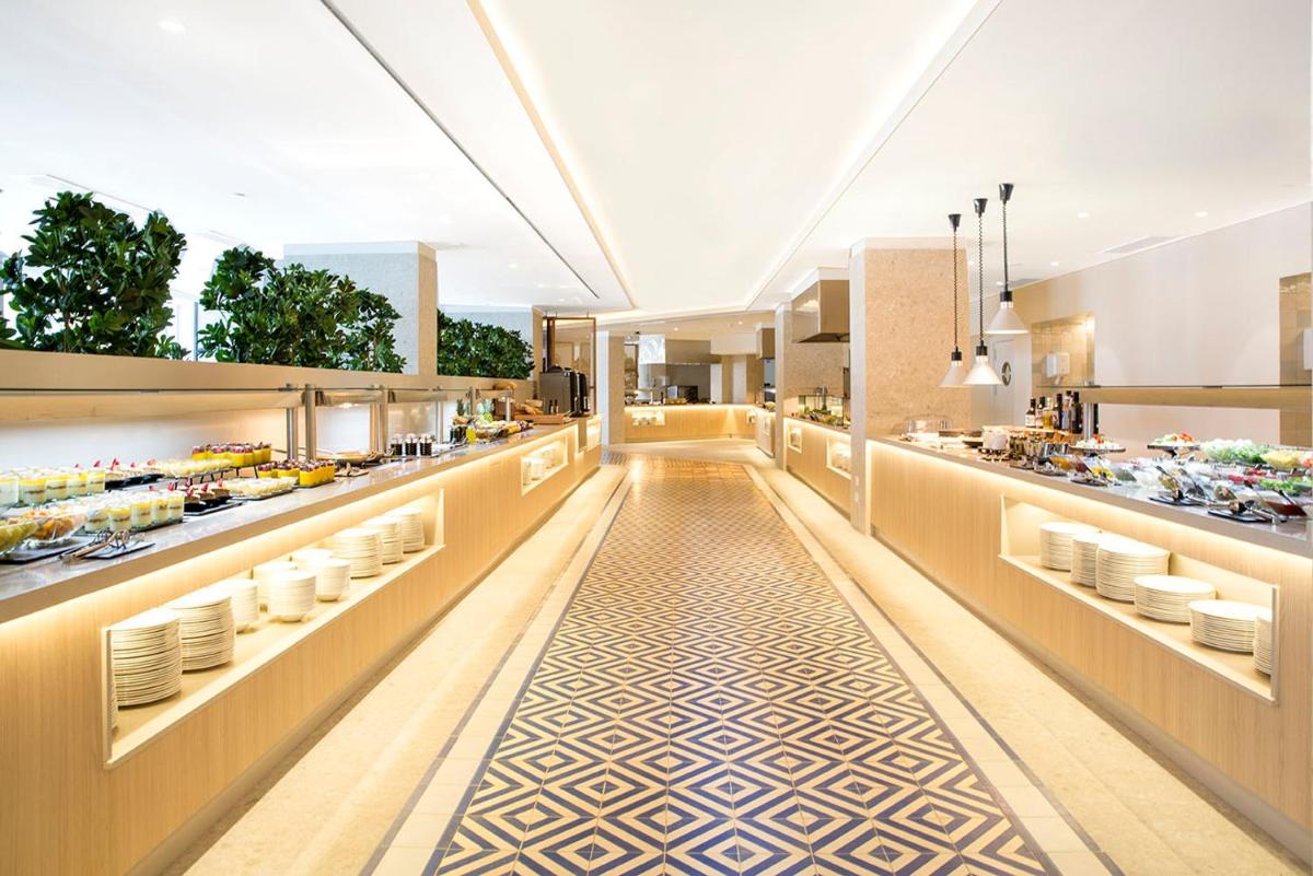 Comida en o cerca de este hotel