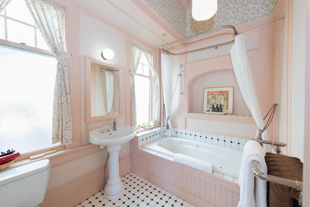 Suitetrails - Beaconsfield Bed and Breakfast - Victoria