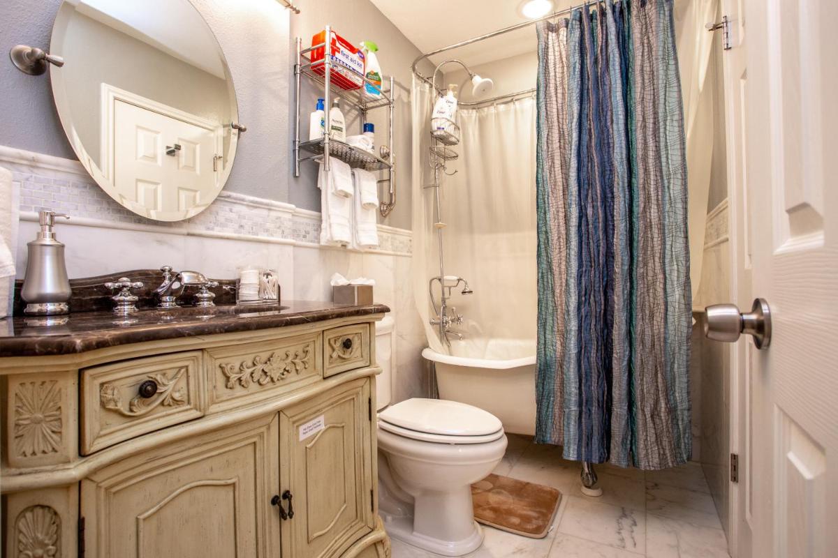 Comfortable, Family and Business Friendly 2BD/2BA House in North Austin - Housity