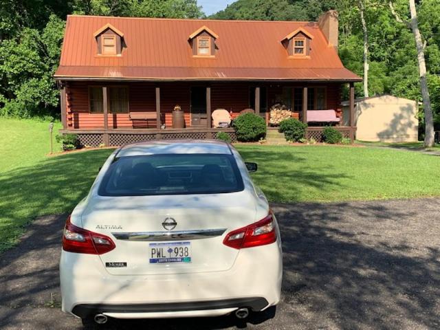 Log Cabin in the Field - Housity