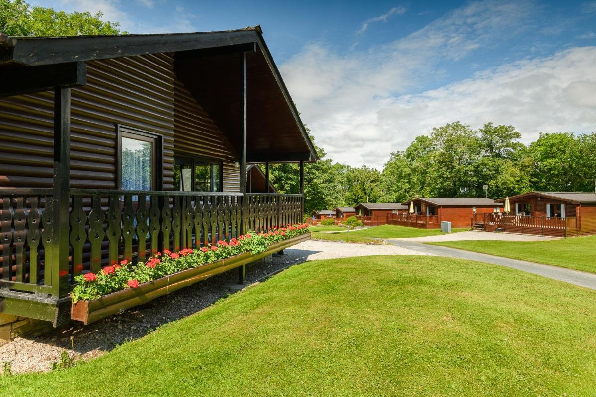 Woodlands Hotel & Pine Lodges - Housity