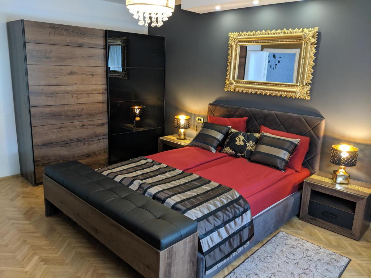 Golden Mirror Apartment - Housity