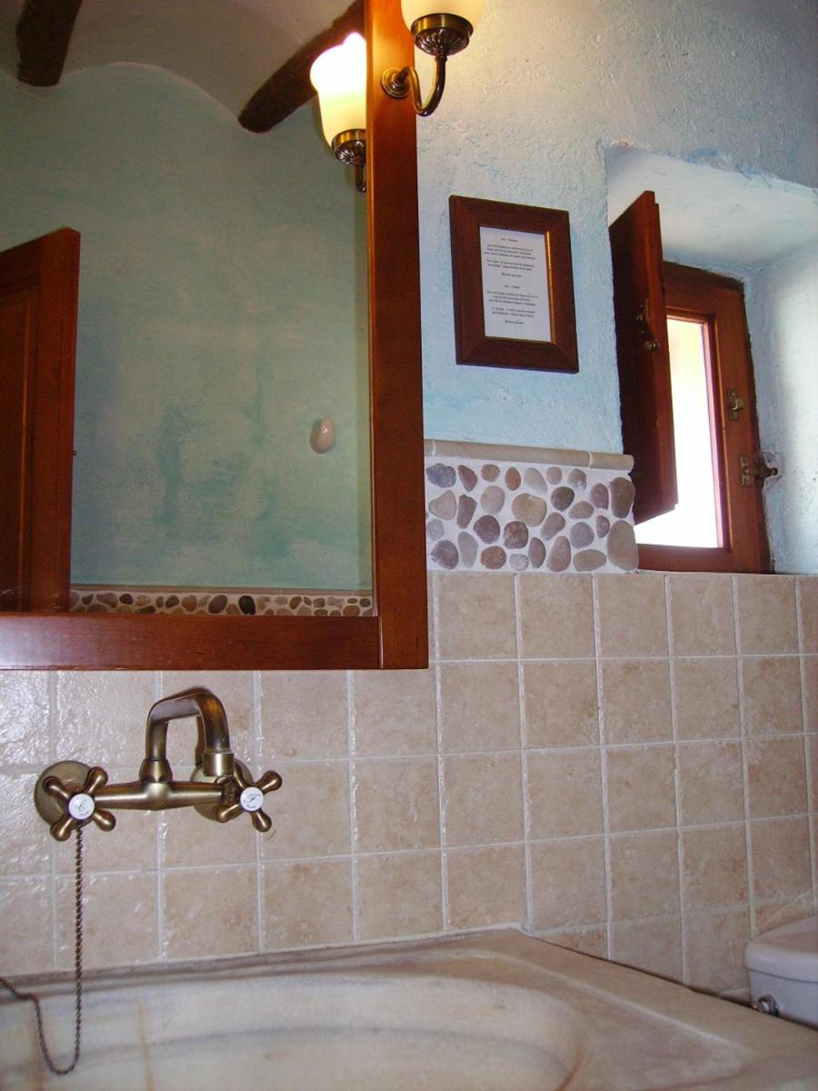 Un baño de Les Vinyes Alojamiento Rural Boutique & SPA