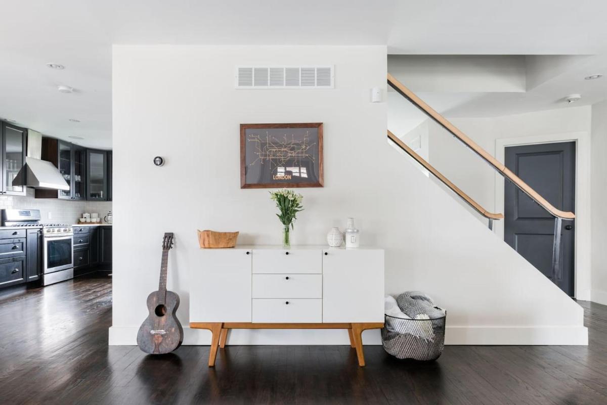 Charming Rustic Modern House Near Royal Oak - Housity