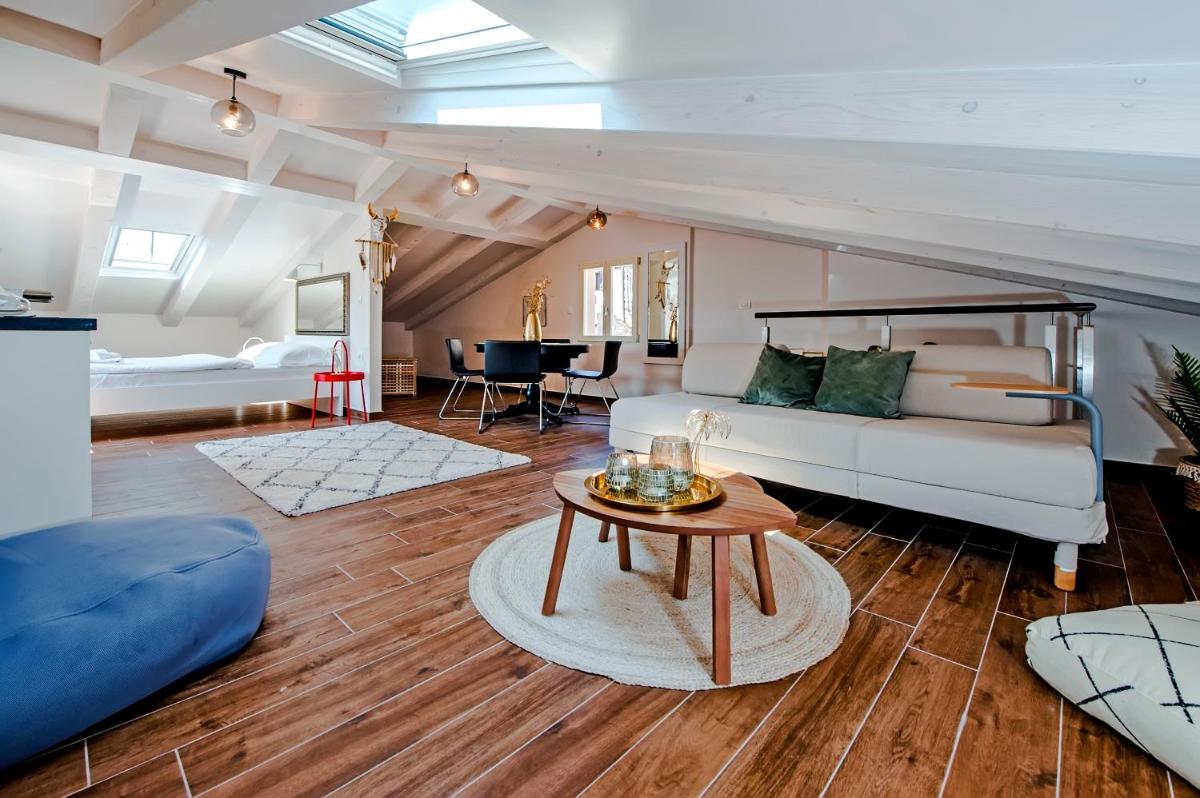 Villa Seaview! 3-apartments in old town! - Housity