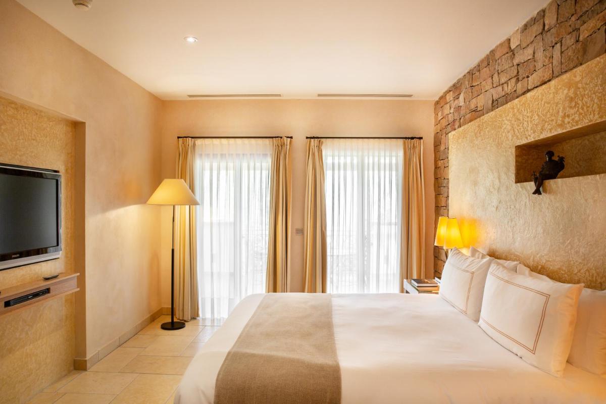 Télévision ou salle de divertissement dans l'établissement Terre Blanche Hotel Spa Golf Resort