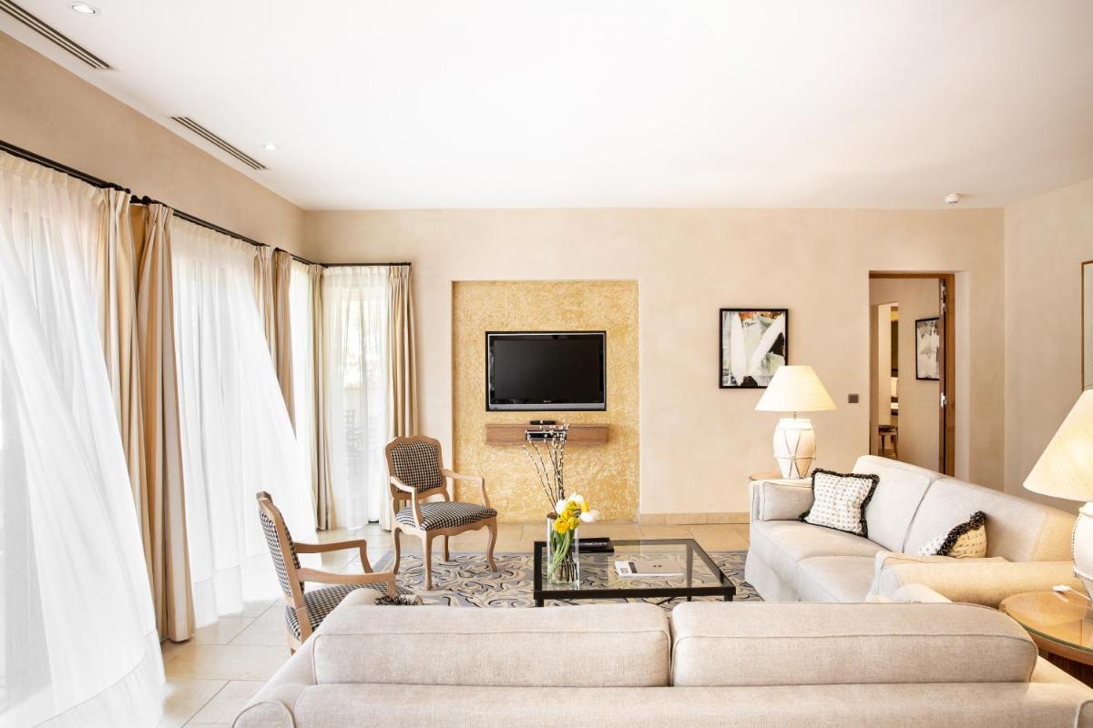 Télévision ou salle de divertissement dans l'établissement Terre Blanche Hotel Spa Golf Resort