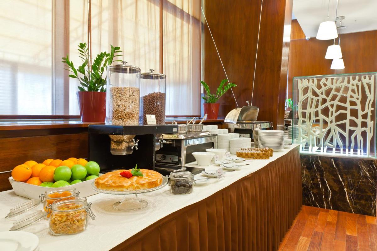 East Gate Hotel - Housity