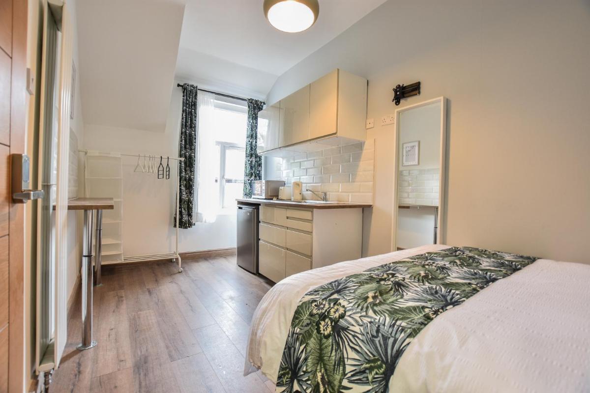 Regency GuestHouse Manchester North - Housity