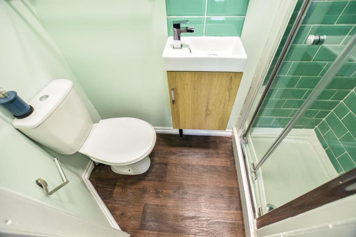 Regency GuestHouse Manchester North - Housity