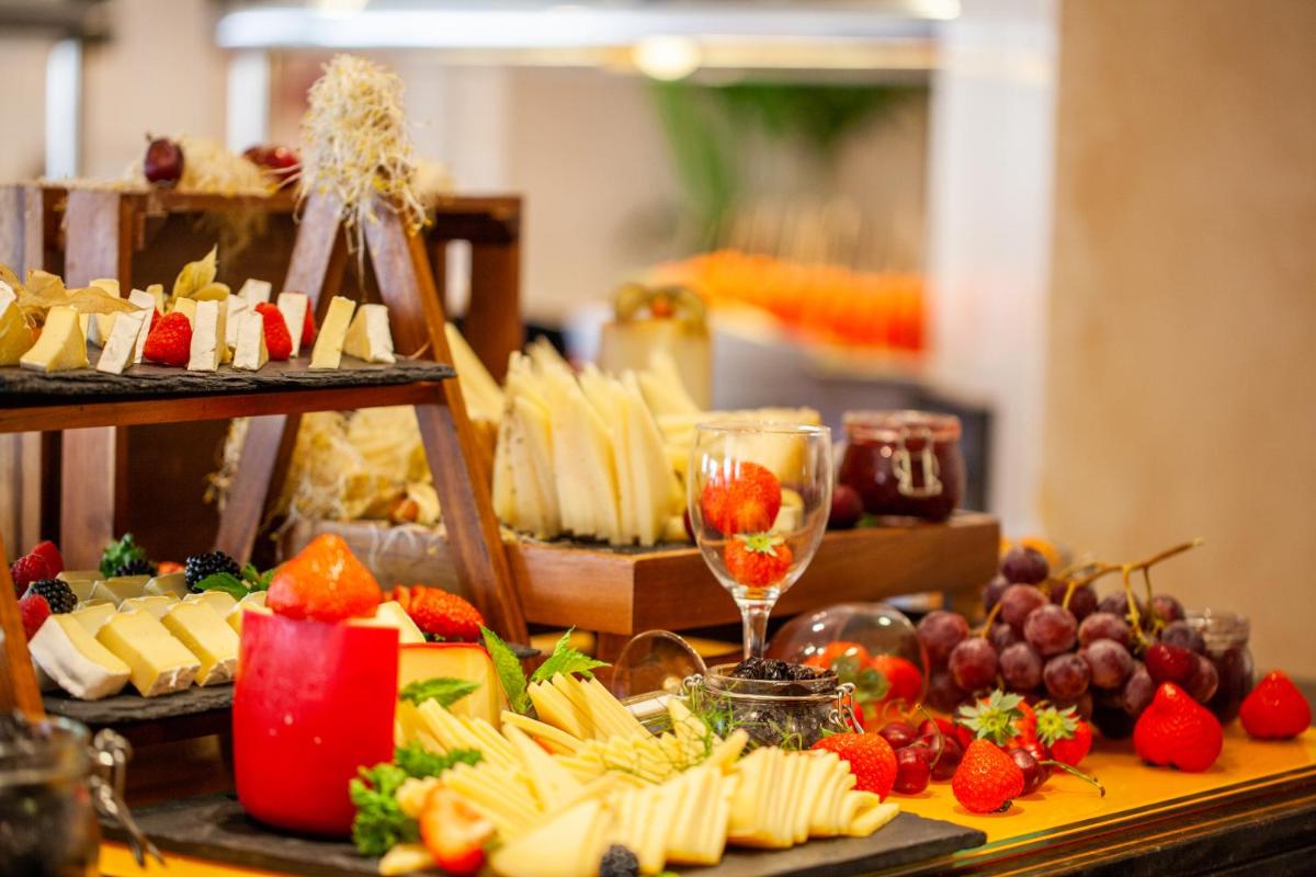 Comida en o cerca de este hotel