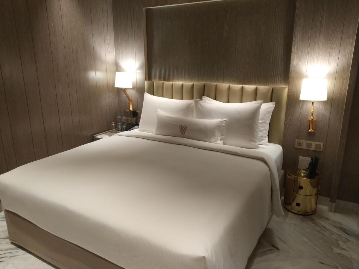 a large white bed in a hotel room at Vividus in Bengaluru a large white bed in a hotel room at Vividus in Bengaluru