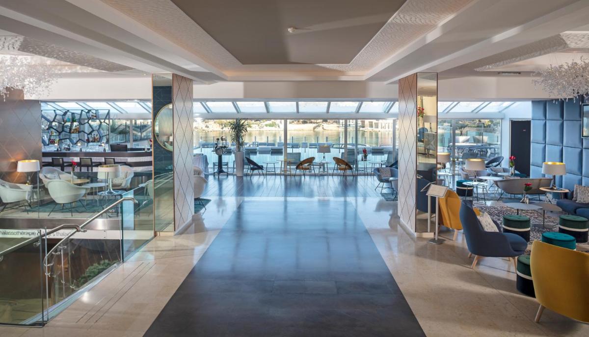 - un hall d'un restaurant avec des tables et des chaises dans l'établissement Thalazur Bandol Ile Rousse - Hôtel & Spa, à Bandol