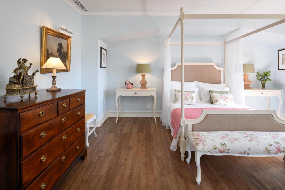 Uma cama ou camas num quarto em Hotel Casa Palmela - Small Luxury Hotels of The World, Hotel & Villas