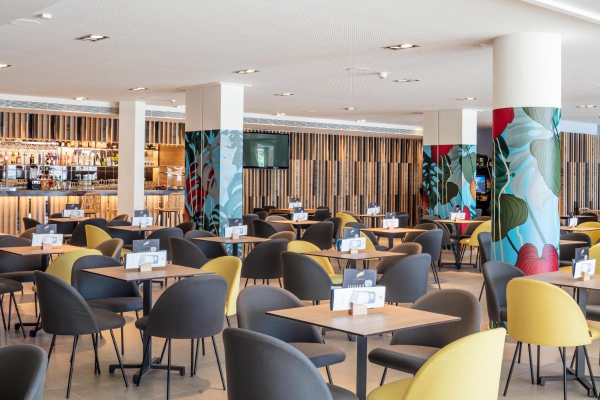Un restaurante o sitio para comer en AQUA Hotel The Breeze & Spa - All Inclusive - Adults Only - 4Sup