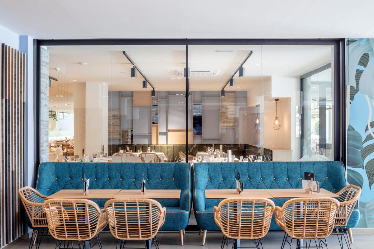 Un restaurante o sitio para comer en AQUA Hotel The Breeze & Spa - All Inclusive - Adults Only - 4Sup