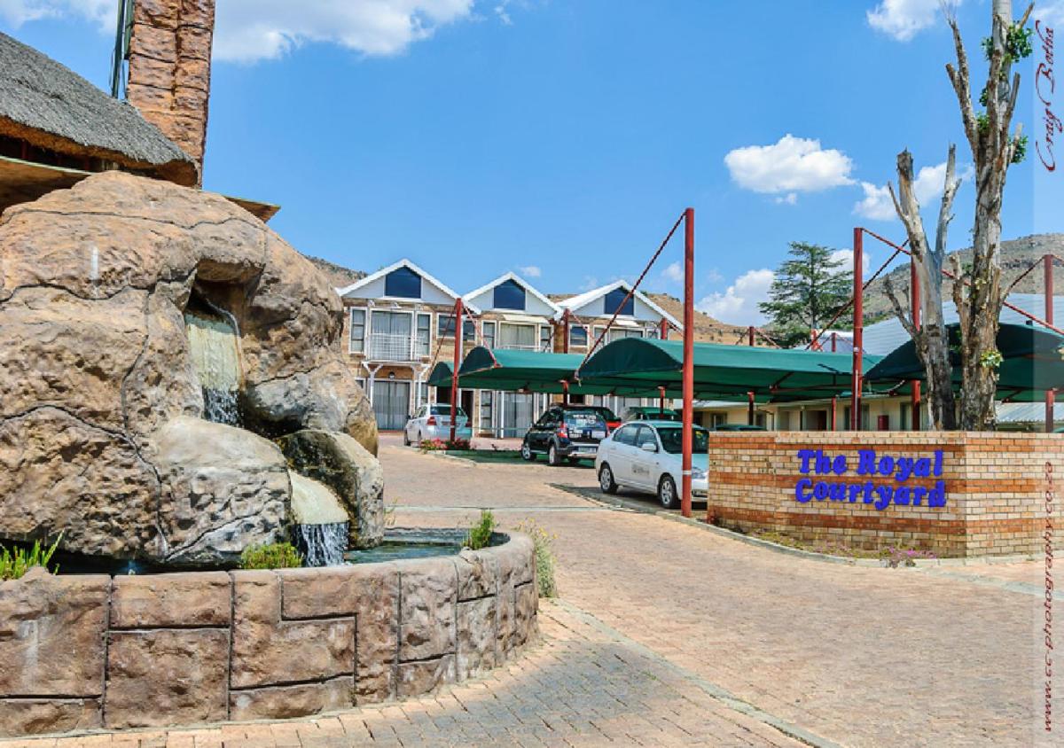 The Royal Courtyard - Housity