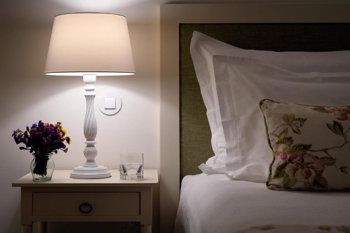 Uma cama ou camas num quarto em Hotel Casa Palmela - Small Luxury Hotels of The World, Hotel & Villas