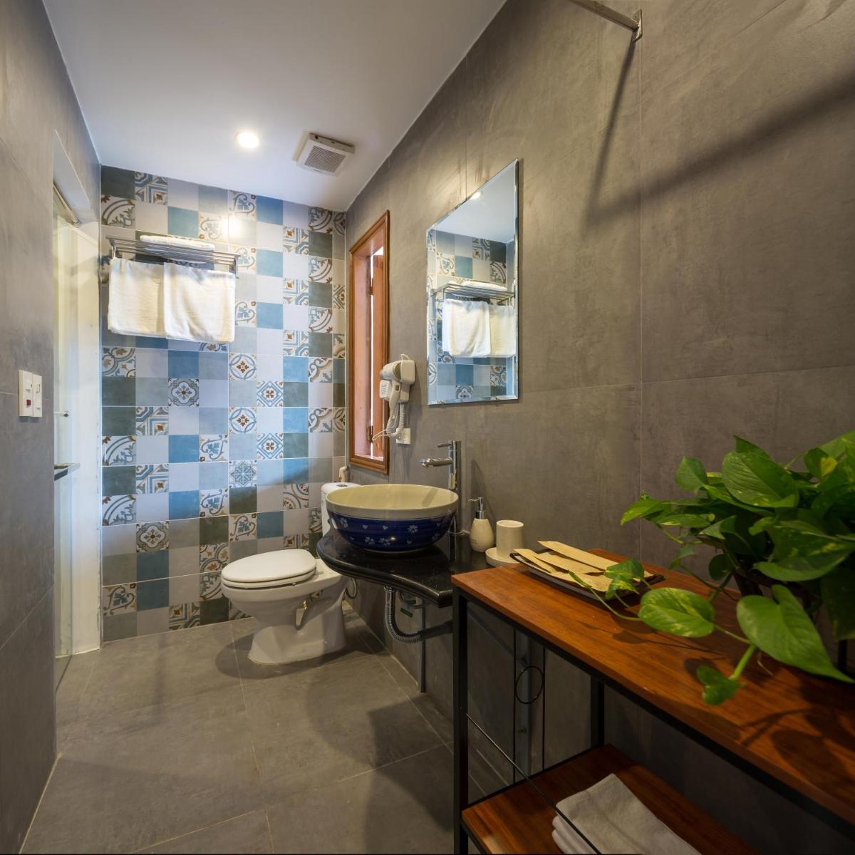 Centraltique Downtown - Bespoke Colonial House Near Hoan Kiem Lake - Housity