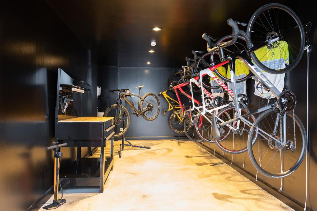 Montar en bicicleta en Inturotel Cala Esmeralda Beach Hotel & Spa - Adults Only o alrededores
