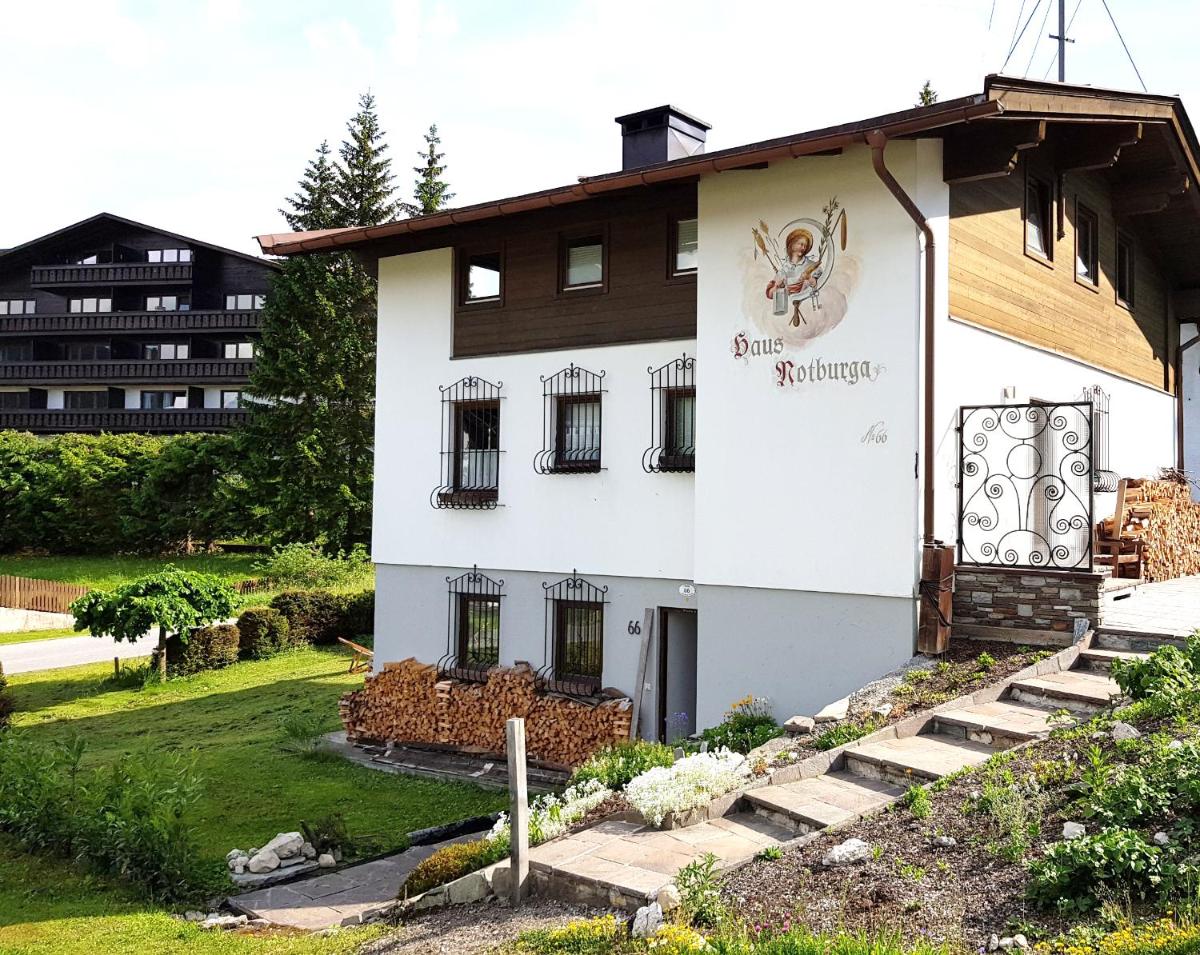 Family Friendly Chalet - Central with Beautiful Mountain Views - Housity