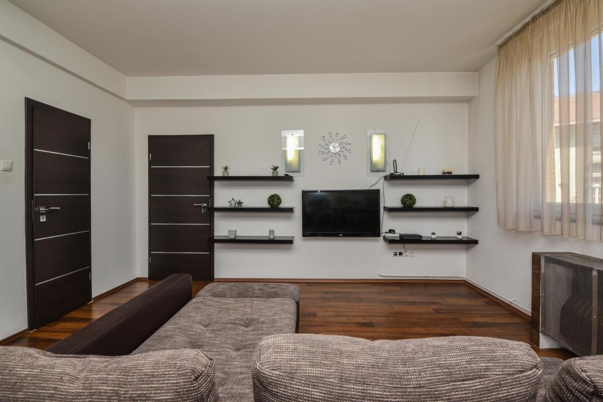 Suitetrails - Castle Apartment With Panoramic Balcony