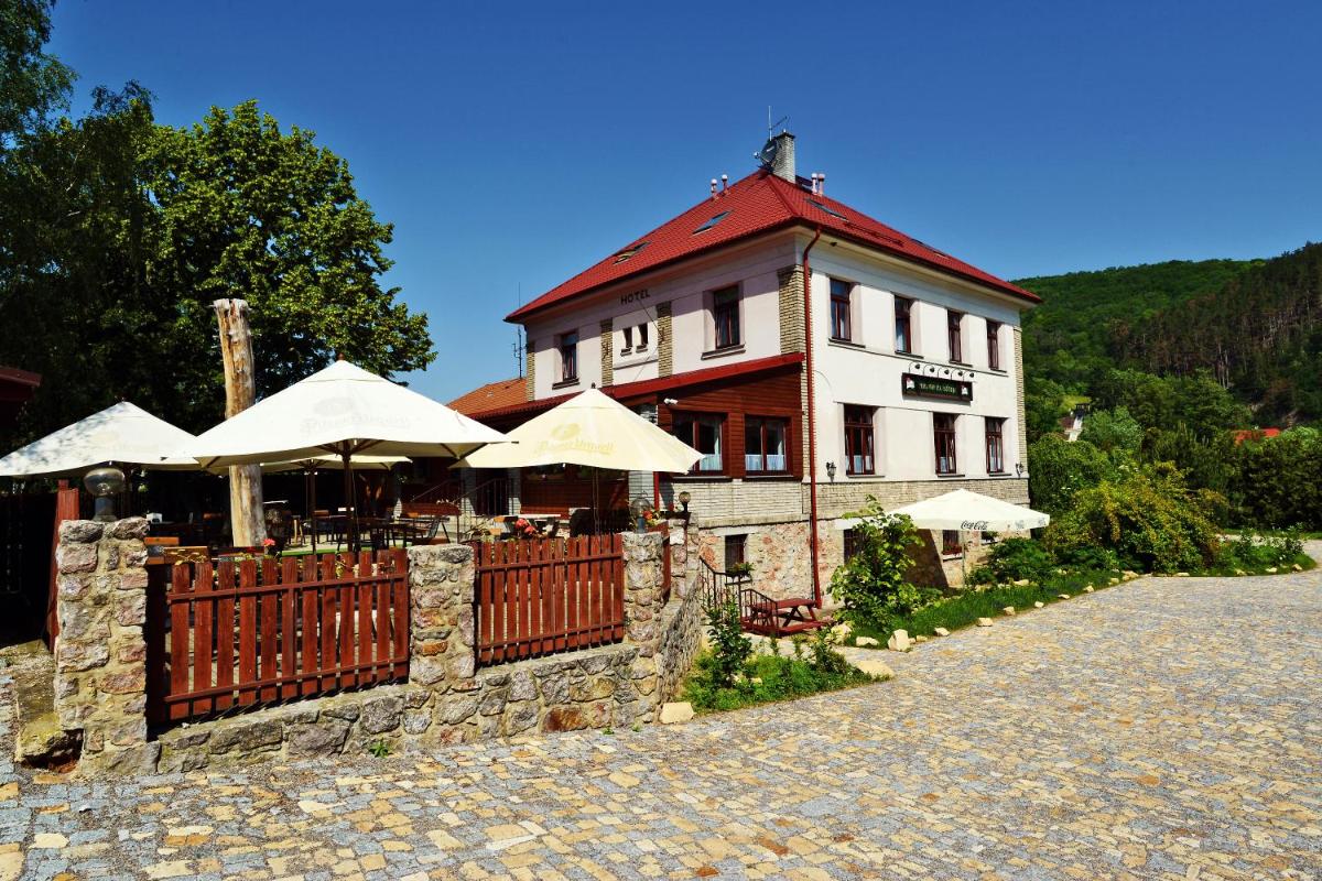 Penzion Karlštejn - Housity