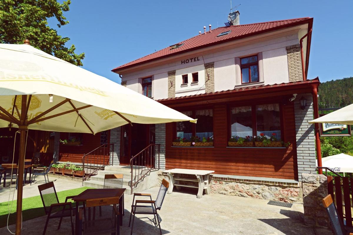 Penzion Karlštejn - Housity