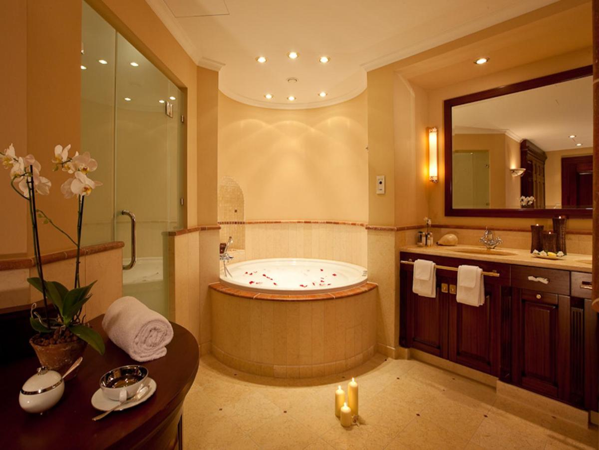 ein großes Badezimmer mit Badewanne und Waschbecken in der Unterkunft Yachthafenresidenz Hohe Düne in Warnemünde