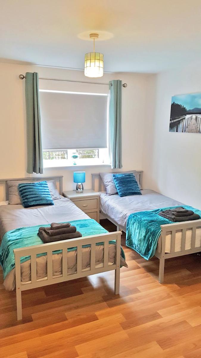 3 Bed Luxury Town Center Apartment with 50 inch 4K TV (Netflix & NowTV Ent. Pass) - Housity