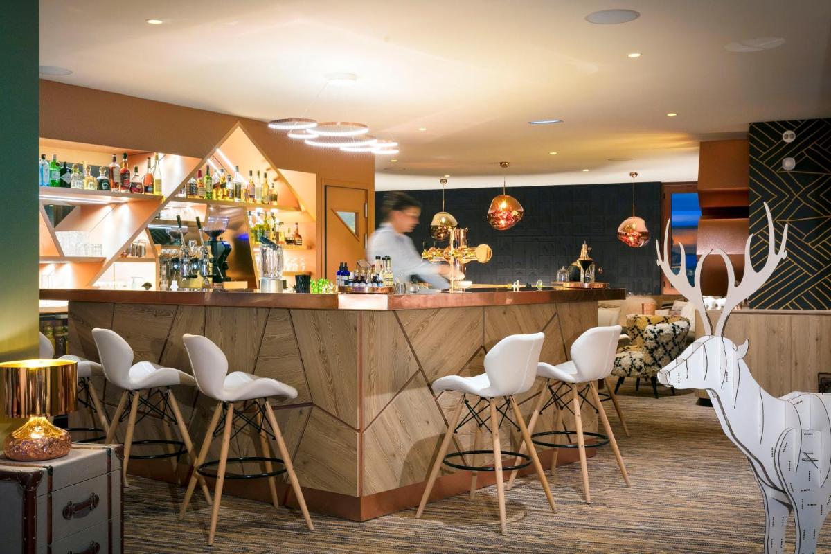 Salon ou bar de l'établissement Grandes Rousses Hotel & Spa
