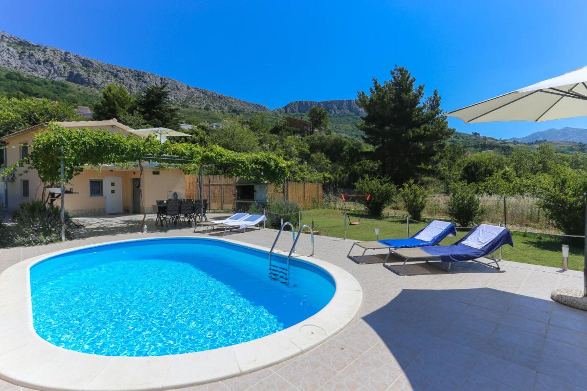 Holiday Home Rupotina with a large yard, pool and a beautiful view - Housity