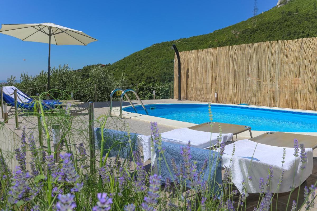 Holiday Home Rupotina with a large yard, pool and a beautiful view - Housity