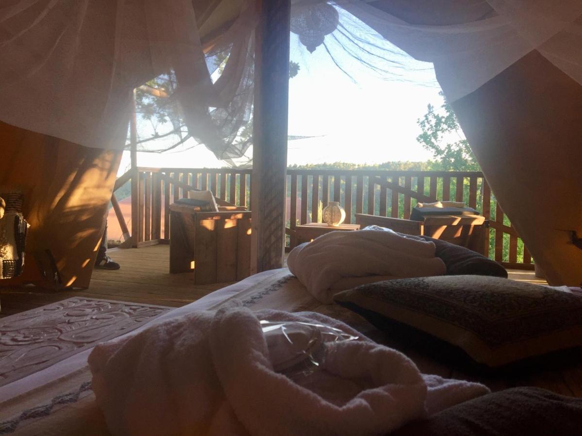 Un ou plusieurs lits dans un hébergement de l'établissement Domaine de Chalvêches Hôtel SPA 4*