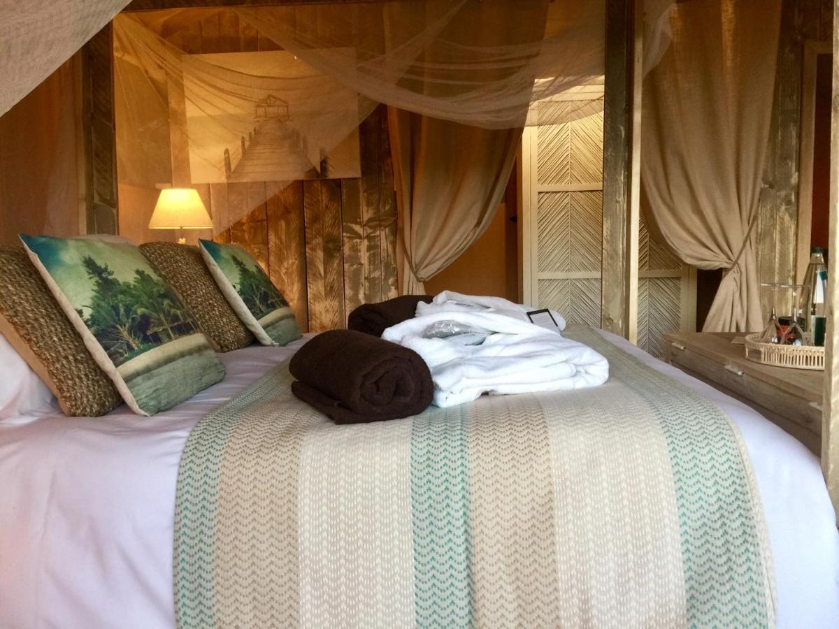 Un ou plusieurs lits dans un hébergement de l'établissement Domaine de Chalvêches Hôtel SPA 4*