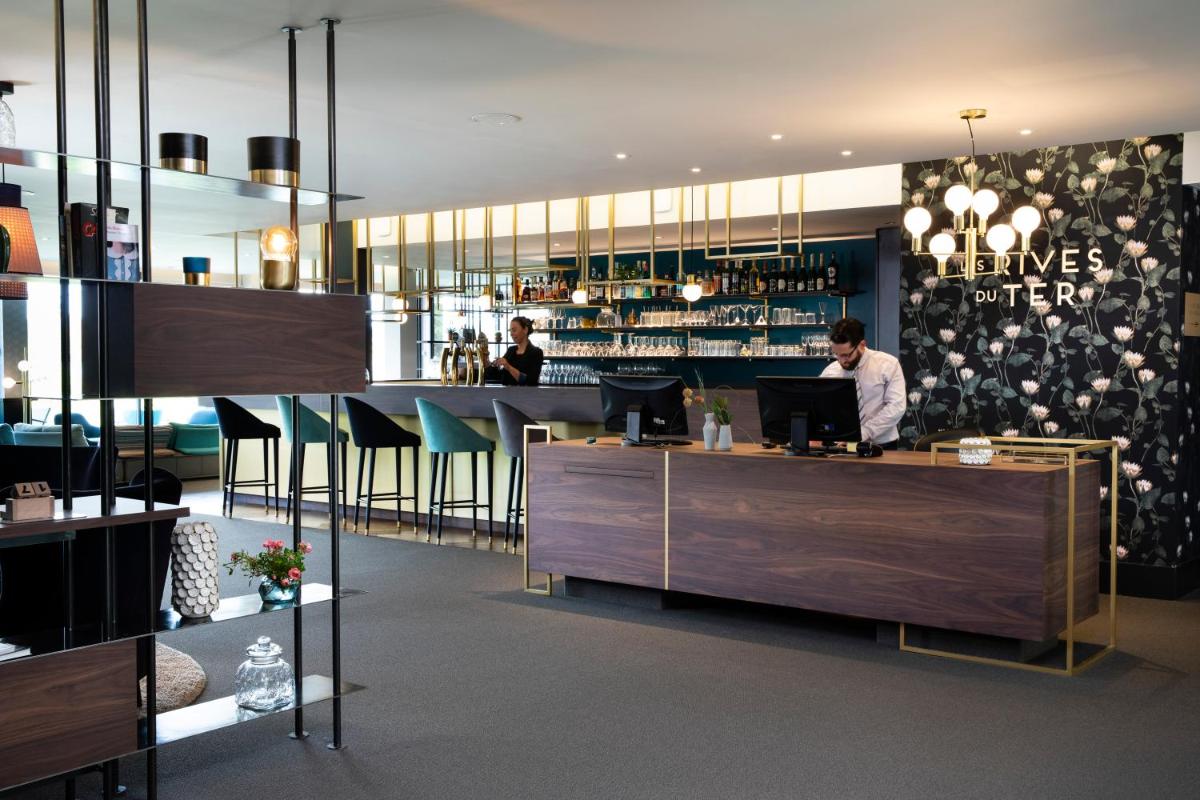 Salon ou bar de l'établissement Best Western Plus Hotel les Rives du Ter