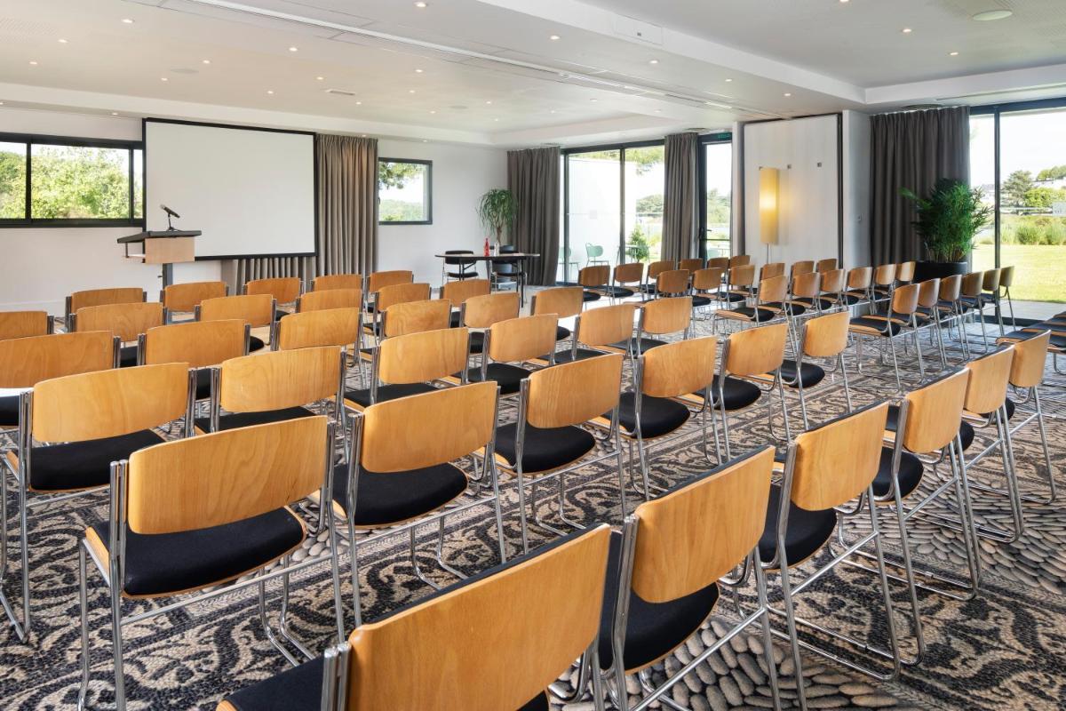 Espace de conférence ou salle de réunion dans l'établissement Best Western Plus Hotel les Rives du Ter