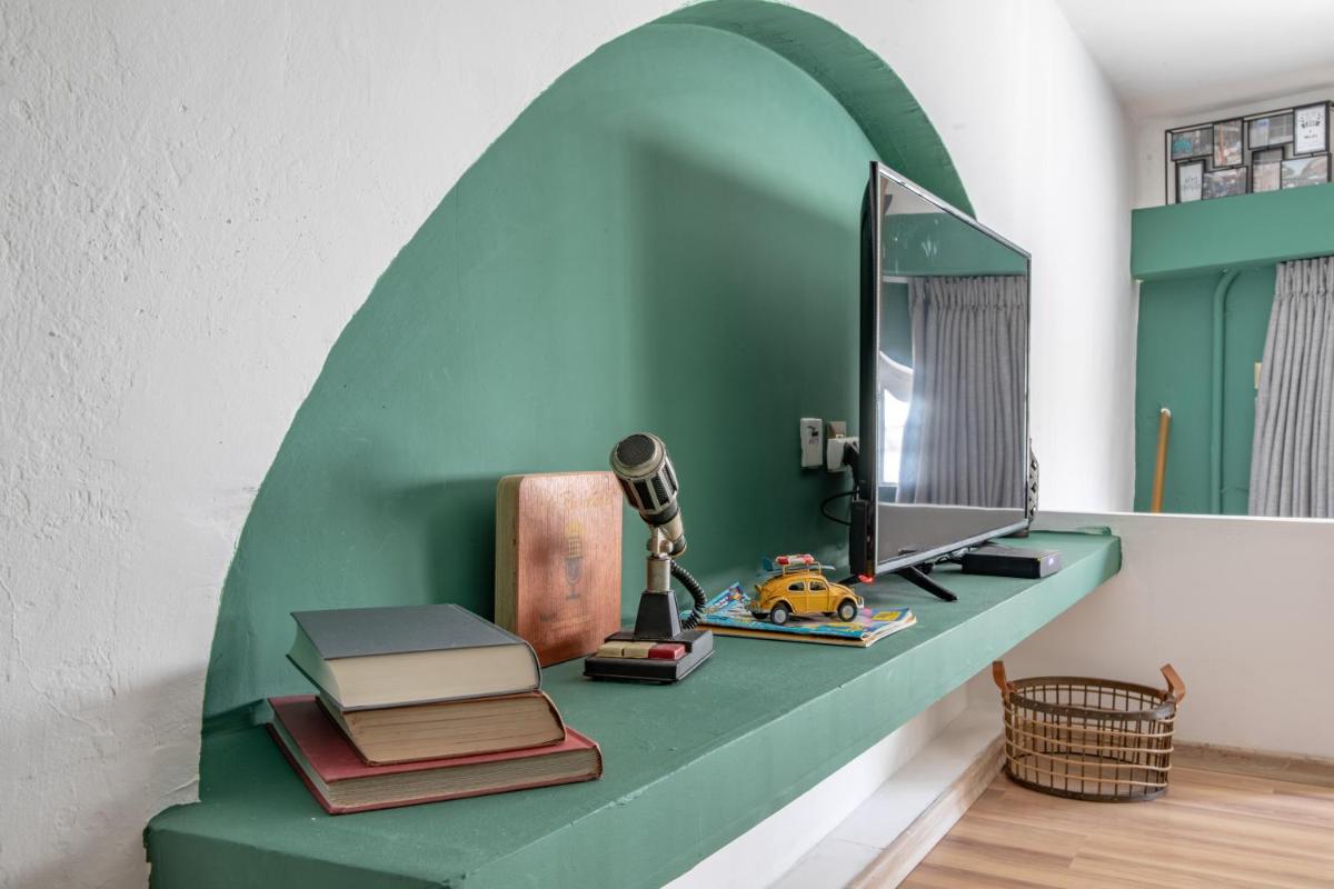 Vintage Duplex Apartment by the Beach / Flea Market District - Housity