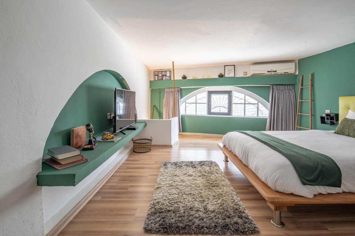 Vintage Duplex Apartment by the Beach / Flea Market District - Housity