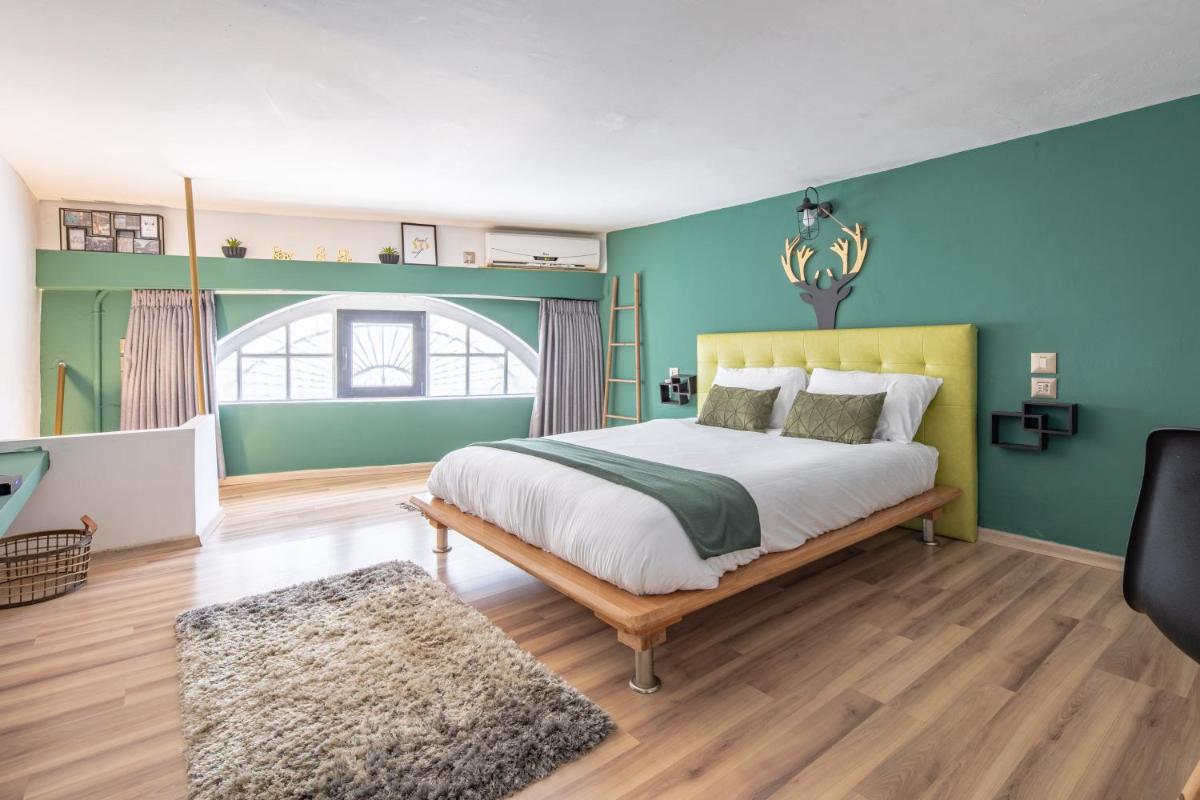 Vintage Duplex Apartment by the Beach / Flea Market District - Housity