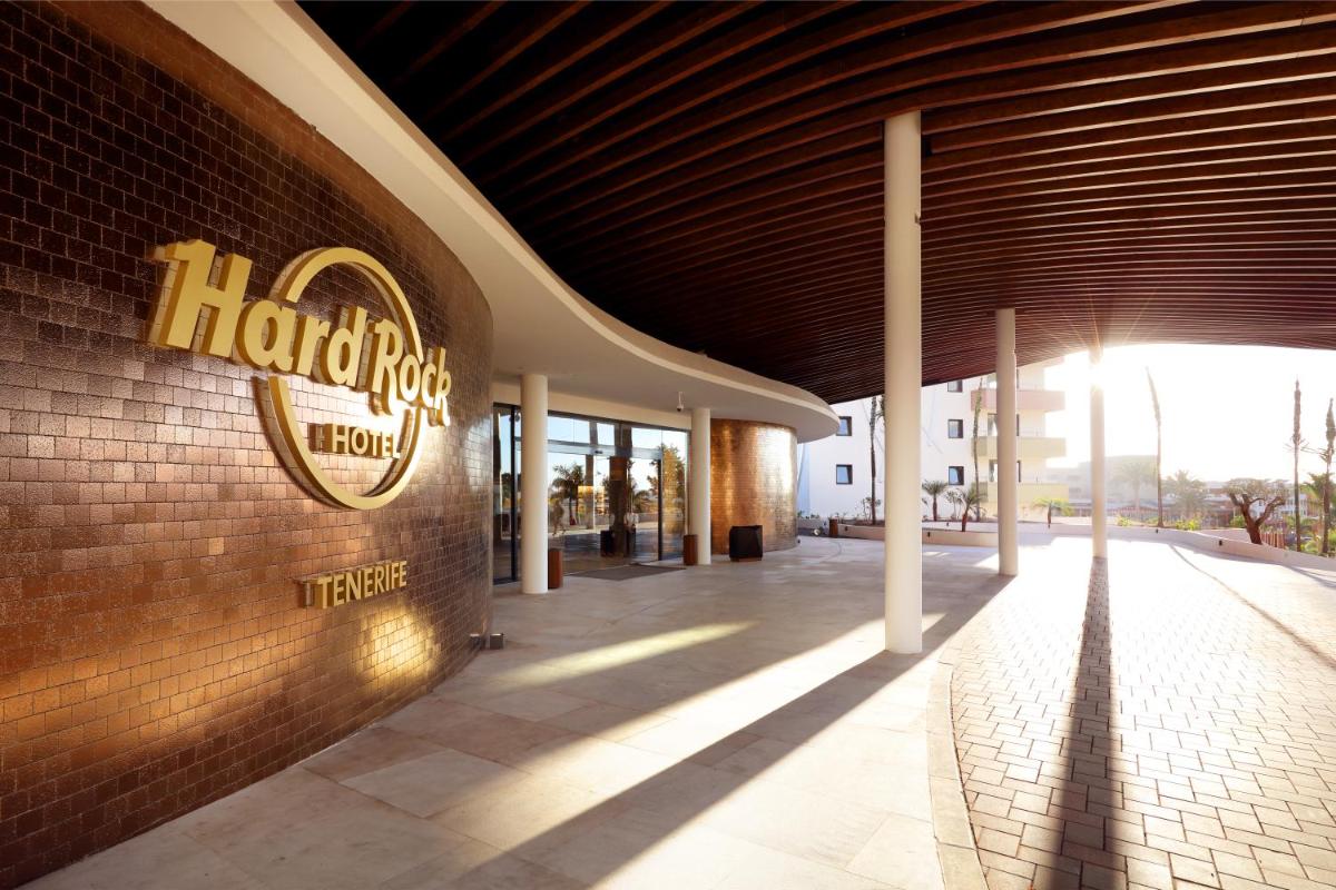 un cartel en el costado de un edificio en Hard Rock Hotel Tenerife, en Adeje
