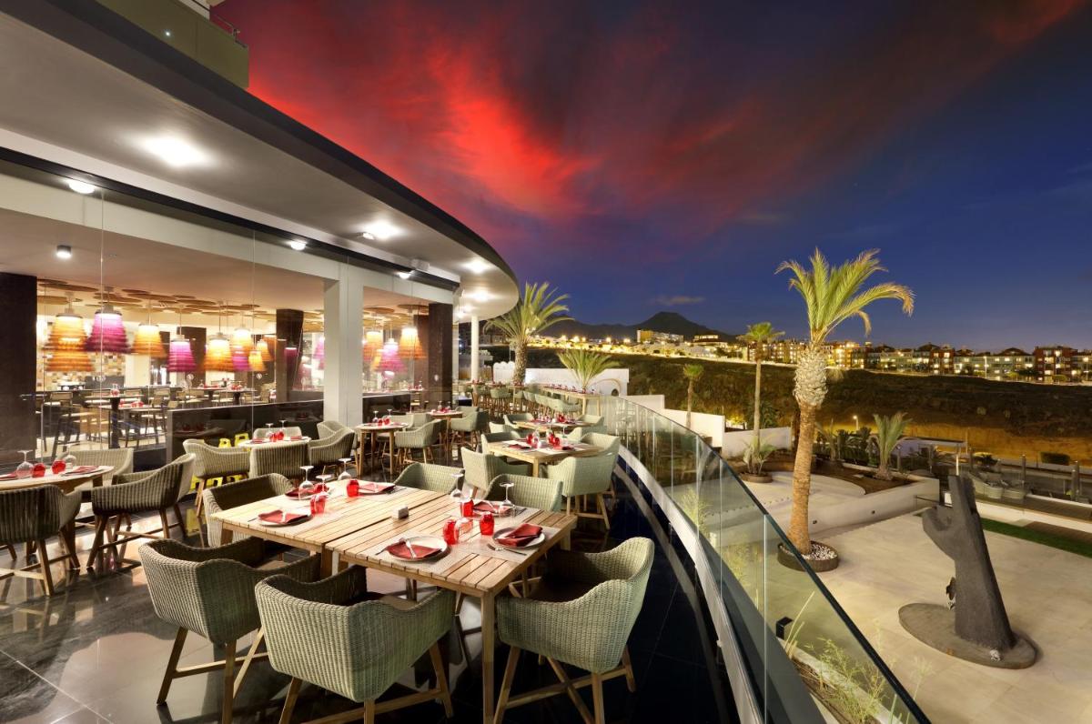 Un restaurante o sitio para comer en Hard Rock Hotel Tenerife