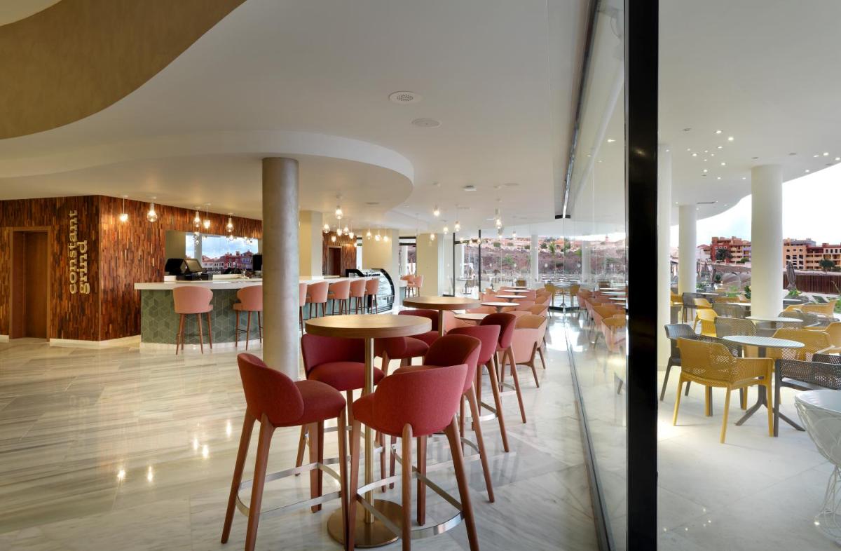 Un restaurante o sitio para comer en Hard Rock Hotel Tenerife