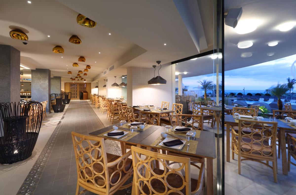 Un restaurante o sitio para comer en Hard Rock Hotel Tenerife