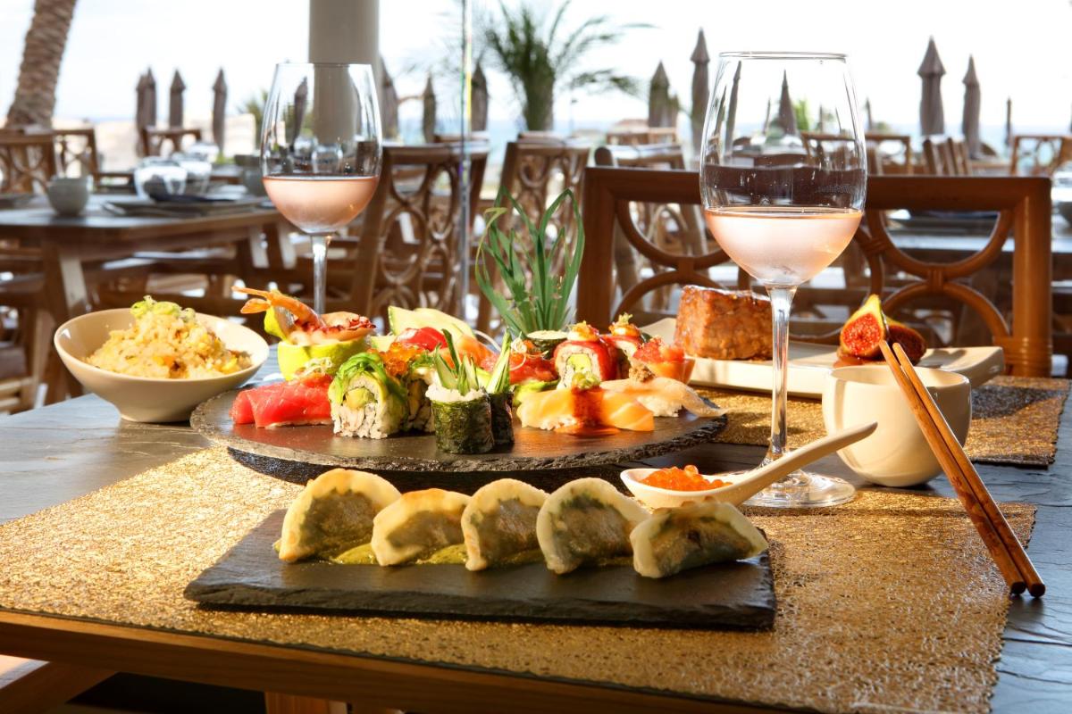 Comida en o cerca de este hotel