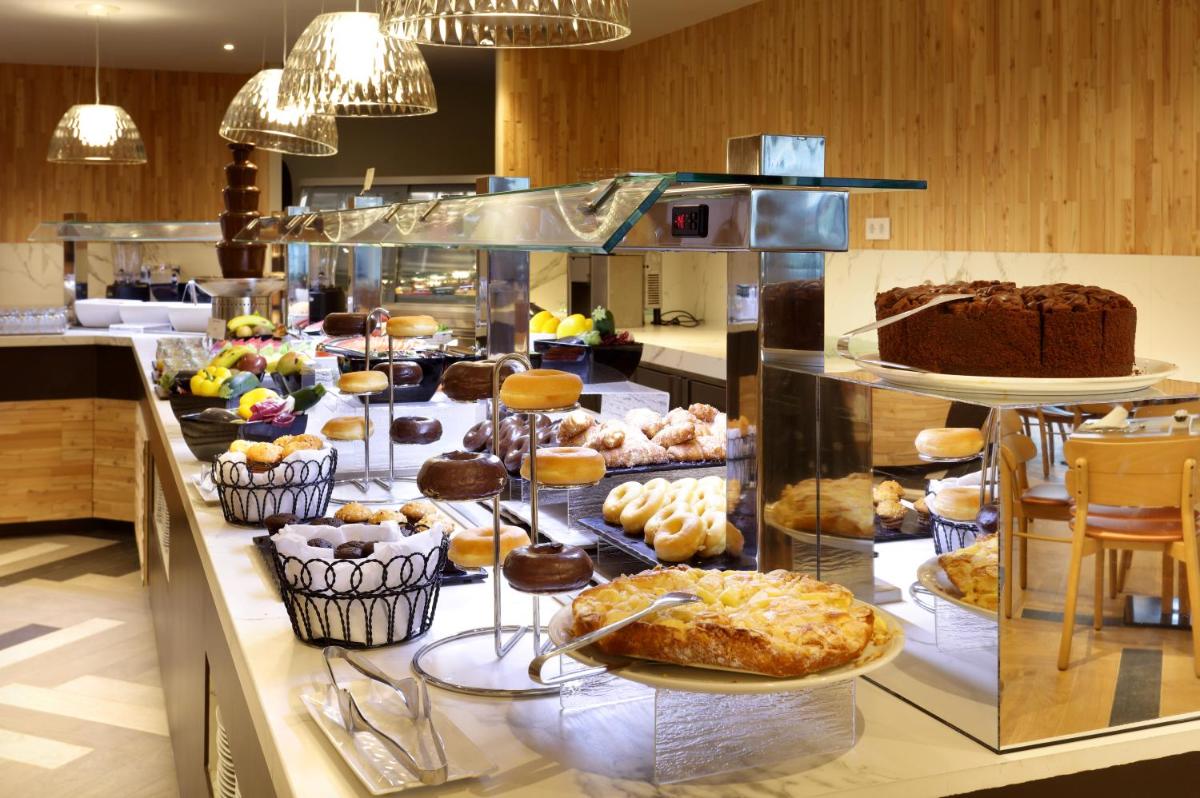 Comida en o cerca de este hotel