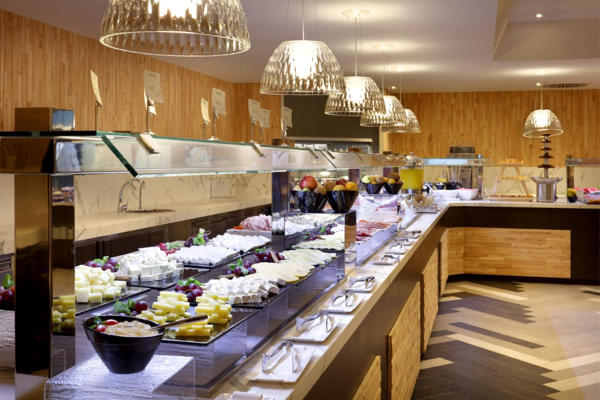 Comida en o cerca de este hotel