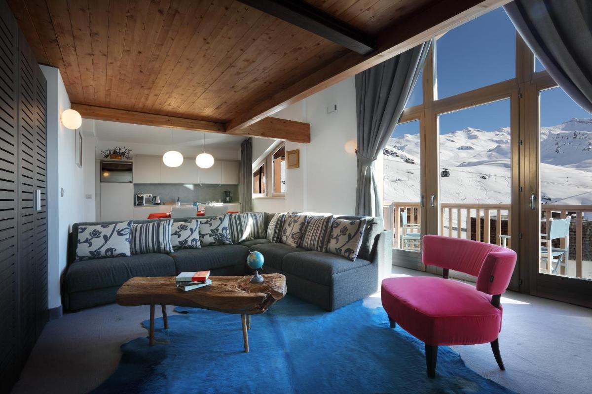 un salon avec un canapé et une table dans l'établissement Hotel Pashmina Le Refuge, à Val Thorens